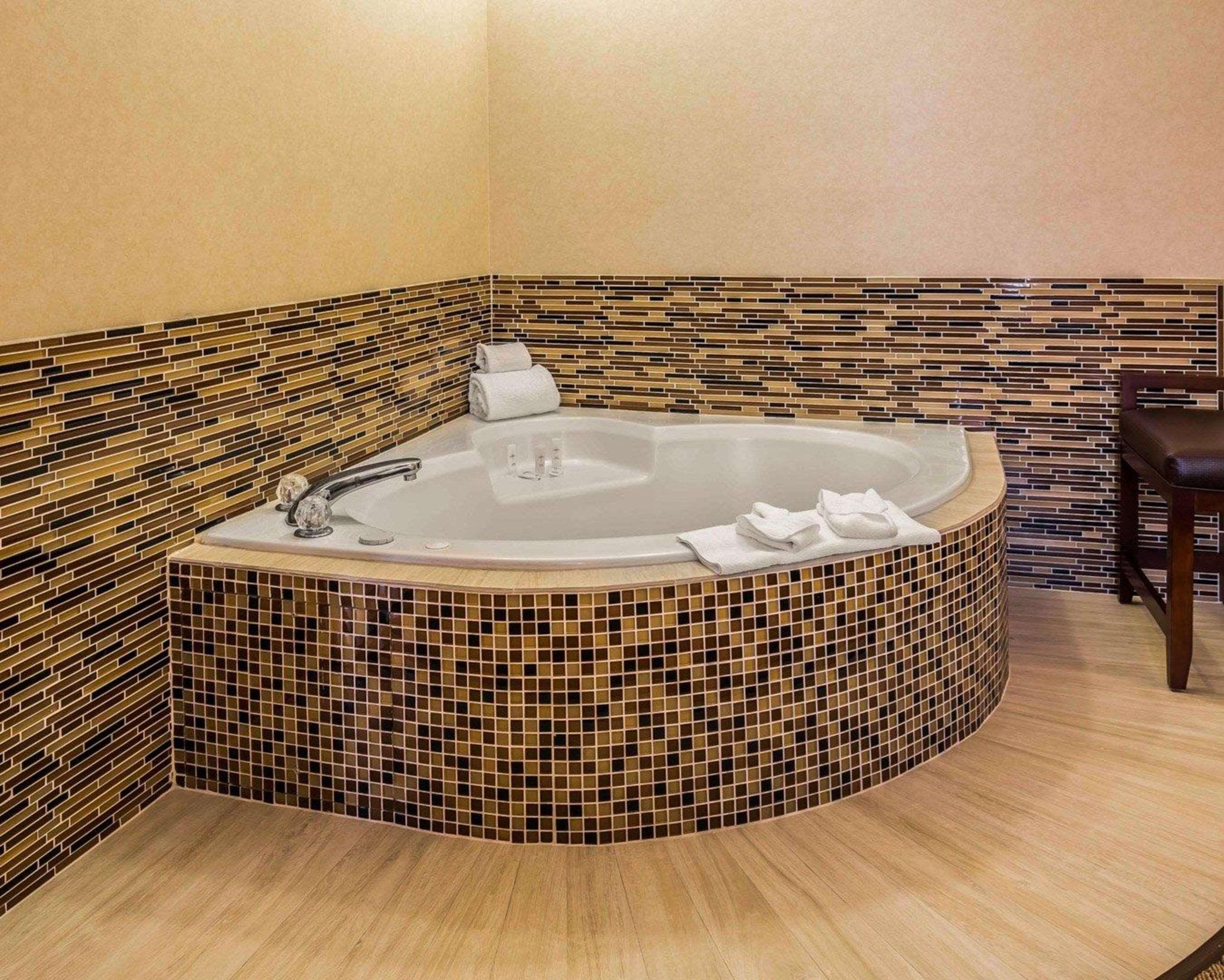 Comfort Near Sugarland Hotel 3*